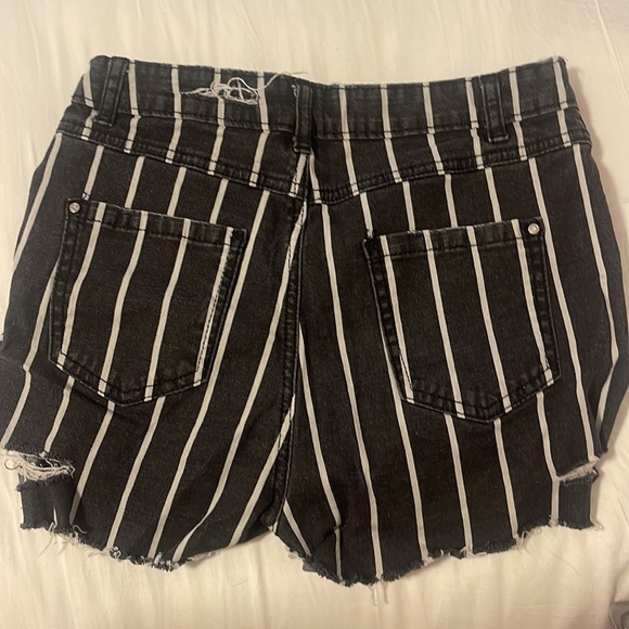 Striped Shorts Ripped High Rise - Picture 4 of 4
